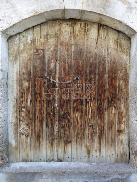 家传统的艺术古老被风化捕捉式碎裂古木头门里面有铁制锁和链中间有金属的旧捕捉式碎裂古木门图片