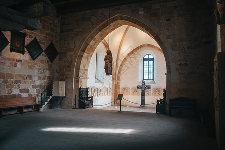 走廊染色速连科天主教堂内地有中世纪的墙壁和设计建造圣十字和哥特建筑的拱门图片
