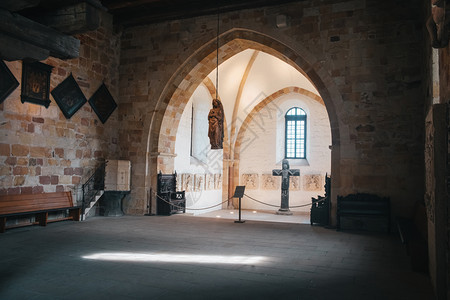 白色的回廊大厅天主教堂内地有中世纪的墙壁和设计建造圣十字和哥特建筑的拱门图片