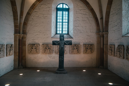 古老的建筑学玻璃天主教堂内地有中世纪的墙壁和设计建造圣十字和哥特建筑的拱门图片