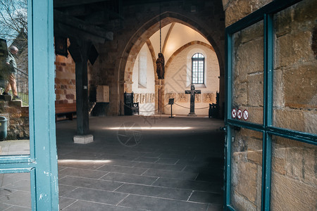 建筑学回廊墓天主教堂内地有中世纪的墙壁和设计建造圣十字和哥特建筑的拱门图片