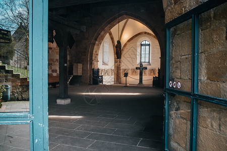 天主教堂内地有中世纪的墙壁和设计建造圣十字和哥特建筑的拱门走廊遗产修道院图片