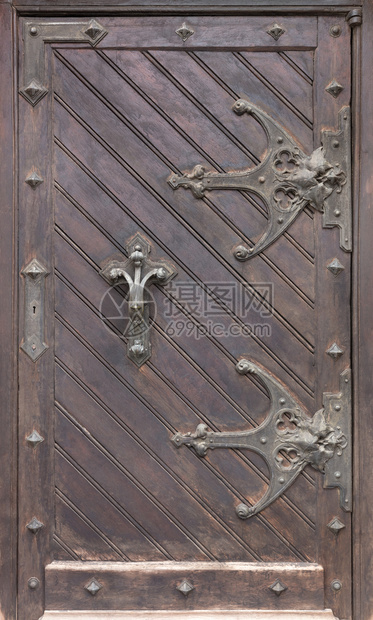 木头古老的制门有铁环大规模伪造门把手和铁环横条的古老木制门并用铁环和棍风化棕色的图片