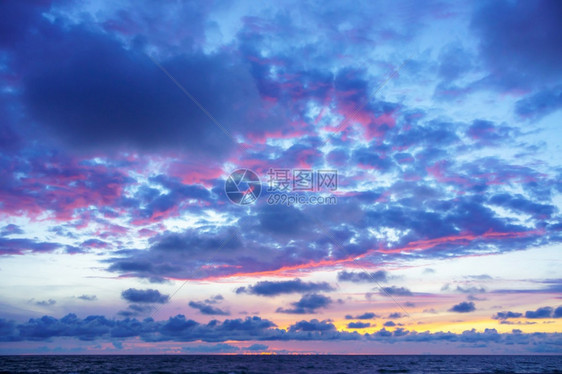 海上多云天空的日落时紫色和黄云彩日落时的紫色和黄云彩海上多天空的日落气假期黄昏图片