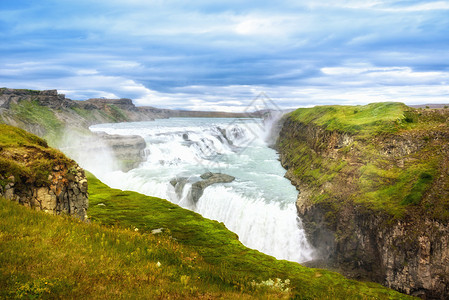 令人惊叹的美丽瀑布古尔弗斯冰岛著名地标美丽的瀑布古尔福斯冰岛著名地标蓝色的荒野风景图片