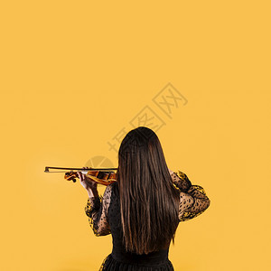 学期歌曲瞳孔拉小提琴的女孩露背高分辨率照片拉小提琴的女孩露背高质量的照片图片