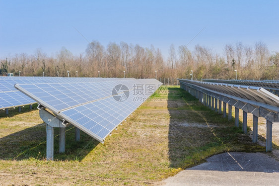 排练整齐的太阳能面板图片