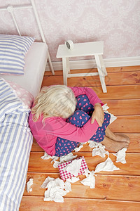 带着粉红色睡衣和纸巾的悲哀妇女坐在地板上躺床挫折独自的女图片