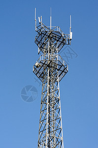 广播面对蓝天的移动电话基地站和天线塔电视信图片