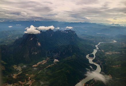 爬坡道旅游湄公河和山空中观察老挝LuangPrabang建筑学图片