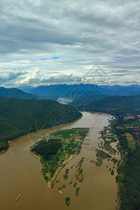 多于建筑学湄公河和山空中观察老挝LuangPrabang场景图片