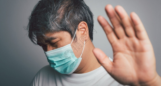 护士戴医疗面罩肩部疼痛和压力的亚洲病男子身穿医疗面罩和肩部疼痛压力保护大流行冠状和呼吸道疾概念精神的亚洲人图片