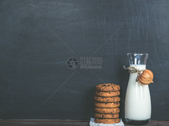 面包饼干巧克力块和一壶黑底的鲜奶香甜饼干和新鲜牛奶红饼和鲜奶钙蛋糕早餐图片