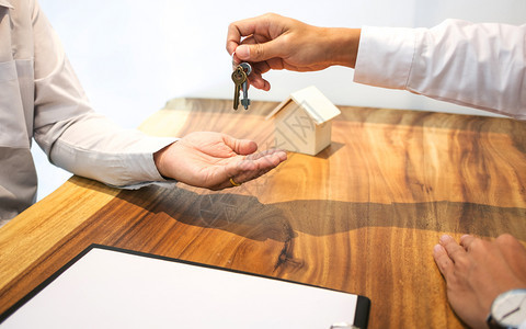 购买文书工作协议具有客户签订合同名并用钥匙买房子租的地产代理商有客户签合同名的房地产代理商图片