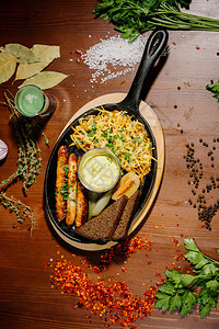 盘子午餐草药具德国最高观点食品概念Fried土豆和巴伐利亚香肠Top观的鸡肉煎土豆图片
