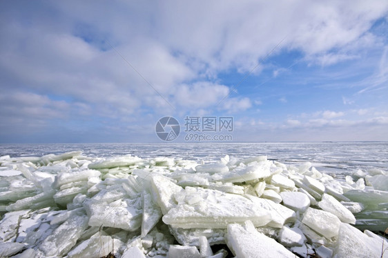 荷兰IJsselmeer冬季的浮冰裂旅行差距图片