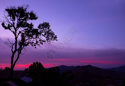 云泰国夜晚空间的日落背景下带树状光影的复杂山峰风景观用于文本阳光图片