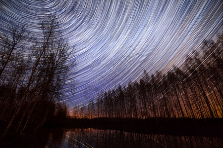 环境长的天空在湖面上有恒星足迹轮廓裸图片