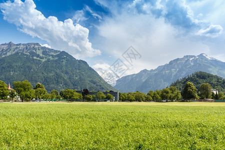 景区高度瑞士因特拉肯蓝天空的阿尔卑斯山脉风景观图片