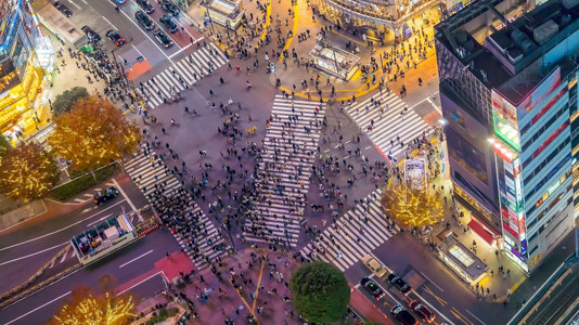 车站晚上人群日本东京涉谷县的步行者横从头看日本东京图片