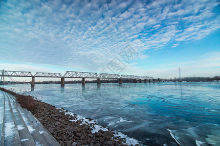 水冰横跨第尼普拉的铁路桥乌克兰基辅有美丽的云天发光图片