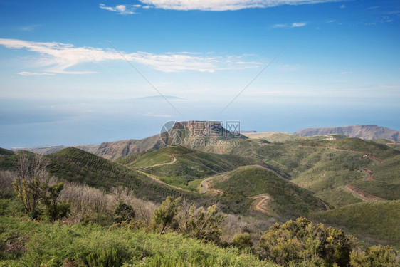 结石谷位于西班牙加那利岛ElHierro岛背景之下从塞岛最高点看的拉戈梅地貌高原图片