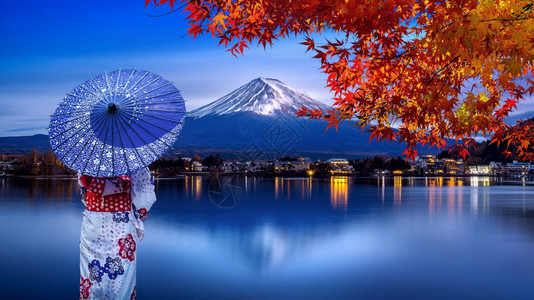 地标秋天在日本川口子湖藤山穿日本传统和服的亚裔妇女河口富士图片