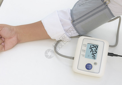 测量医生措施男在用血压监测器来照顾健康而男则使用血压监测仪图片