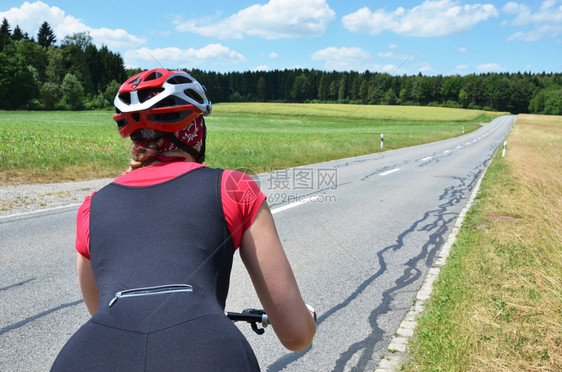 谷安全女孩骑山地自行车循环图片