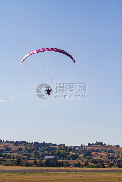 超轻功率伞式降落空中用蓝天飞行夏滑翔高的图片