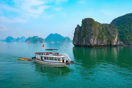 靠近旅游越南哈隆湾东亚岩石岛附近游轮停靠冒险图片
