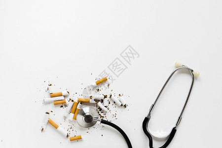 被香烟污染肺照片有毒的药物美丽光照顶部和香烟的听诊器美丽有烟感知镜背景