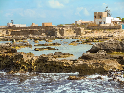 假期西里岛岩石海岸的景象地中多岩石的图片