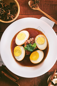 棕色酱的鸡蛋和猪肉ThaiCuisine田地浅水深度棕色酱的猪蛋和肉可口甜的美食图片