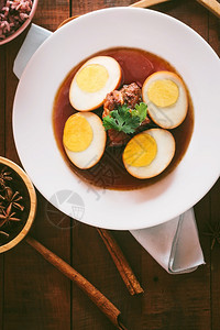 美食营养早餐棕色酱的鸡蛋和猪肉ThaiCuisine田地浅水深度棕色酱的猪蛋和肉图片