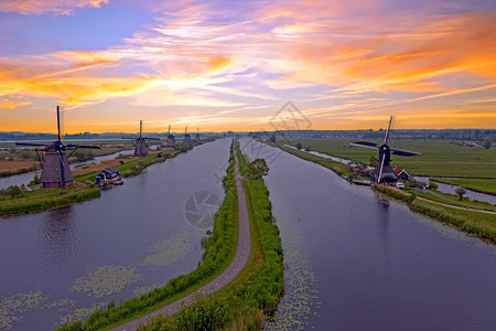 风景来自荷兰Kinderdijk传统风车的空中飞机场地景观图片