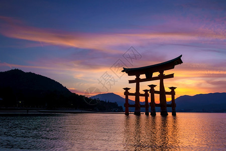 历史宫岛日本著名的漂浮托里城门日落佛教图片