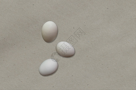 烹饪食物关闭在厨房桌上隔离的适合食品设计项目的三只鸡蛋以切合视线白质图片