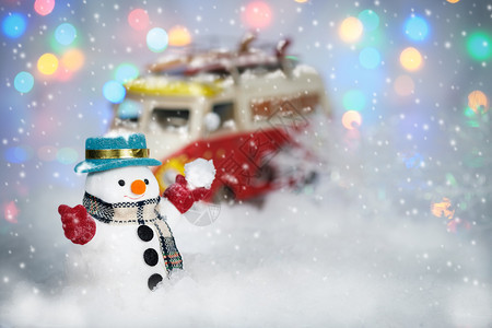 自动对焦一种个雪人在小汽车附近打雪以bokoh背景的雪衣和复制空间季节欢迎圣诞快乐AF点选择并制作雪花蓝色的图片