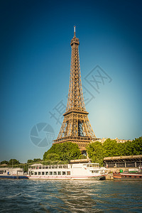 埃菲尔塔和塞纳河在法国巴黎背景的蓝清天空下地标游客旅的图片