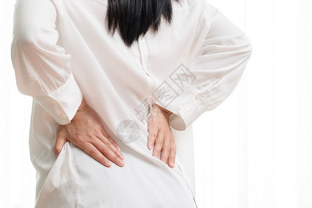 背部疼痛的妇女图片