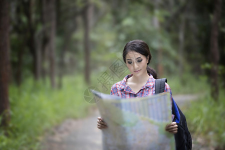 照片自然寻找和放松节假日概念旅行时间的青年妇女探险者在森林中旅行女图片