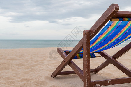 太阳支撑沙上滩椅有海和天空背景异国情调图片