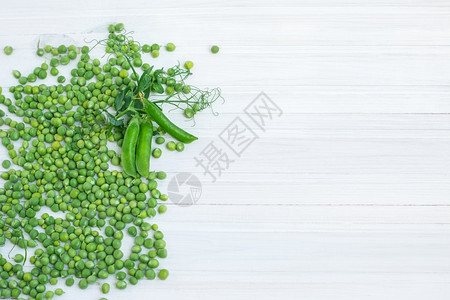叶子自然一张白木桌的小片绿色豆子在一张桌上堆满了绿豆美食图片