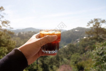 咖啡馆山地背景的冰美式杯假期咖啡因桌子图片