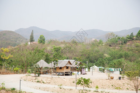 夏天山后和森林面的山上小屋户外天图片