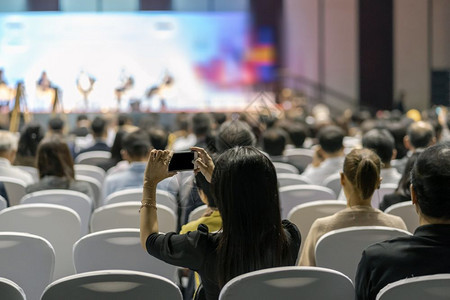亚洲人沟通在会议厅或研讨商业和关于投资概念的教育阶段发言人有关会议厅或研讨商业和投资概念教育的演讲人麦克风图片