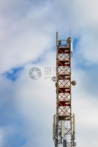 全球的卫星和移动电话通信3G4G和5G电信塔在蓝云天空垂直图象的背景下配备天线复制A号金属塔空间并配有移动蜂窝和卫星通信的天线2图片