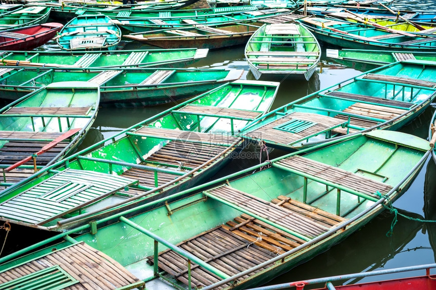 宁可越南TamCoc河NinhBinh越南旅游地貌和目的等越南船只令人惊叹晨景自然图片