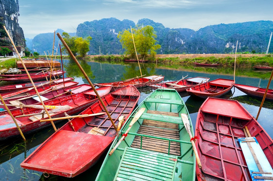 早晨全景越南TamCoc河NinhBinh越南旅游地貌和目的等越南船只令人惊叹晨景血管图片